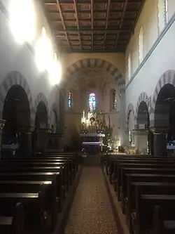 Interior de la iglesia de Santiago el Mayor en Ralingen.