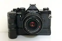 PENTAX MX (cuerpo negro) equipada con bobinador Winder MX y objetivo MC Flektogon 2.4 / 35 Carl Zeiss Jena.