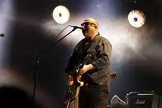 Black Francis Voz, segunda guitarra.
