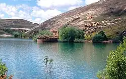 Iglesia parroquial de San Juan Bautista parcialmente sumergida en el embalse (1977)