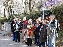 Familiares, autoridades y allegados posan ante la placa del parque recién inaugurado.