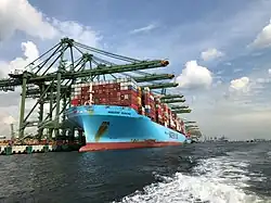 Buque portacontenedores en el puerto