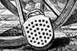 Plancha de la metrallera Montigny, diseñada para sujetar 37 cartuchos y ser insertada en la recámara antes de disparar.