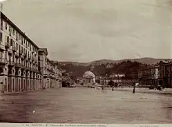 La plaza en una foto de finales del siglo XIX. Al fondo la Chiesa della Gran Madre di Dio