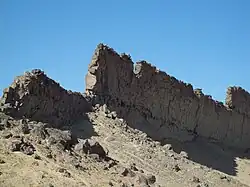 Parte del dique magmático que discurre hacia el sur desde Shiprock, en Nuevo México.