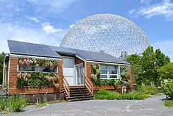 Casa solar ecológica, situada en la île Sainte-Hélène (Montreal, Canadá), diseñada en el marco de la competición internacional Solar Decathlon.