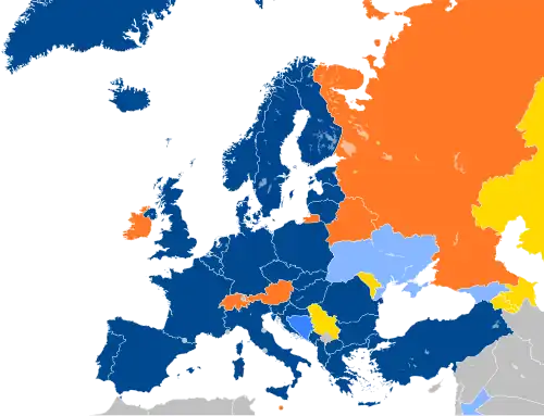 Mapa de Europa con países en azul, cian, naranja y amarillo basado en su afiliación a la OTAN..