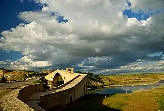 Vista de ambos puentes, el nuevo, de 1955, invadiendo desafortunadamente el antiguo
