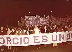 Merche Comabella (cuarta por la derecha) en una manifestación para pedir la legalización del divorcio en 1979.