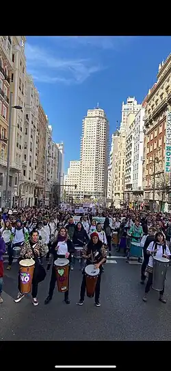 Calle transitada por manifestantes