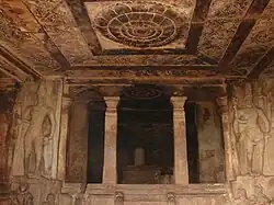 Mantapa (hall) en el famoso templo de la cueva Ravana Phadi