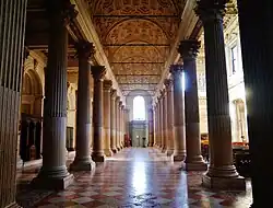 Vista de la nave lateral mirando hacia la entrada