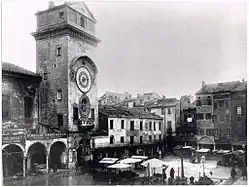 Piazza delle Erbe antes de la destrucción de las casas construidas sobre la Rotonda de San Lorenzo