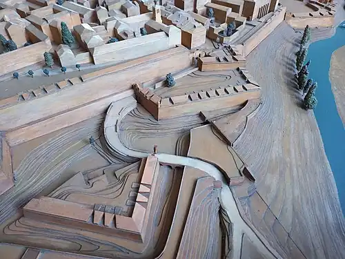 En primer plano revellín de los Reyes, al fondo baluarte del Pilar y baluartillo del Abrevador.[o]​