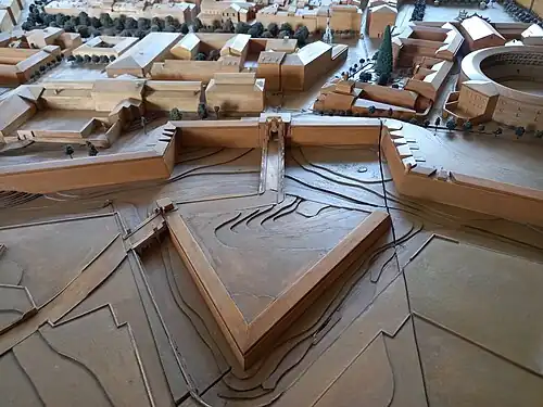 Portal de San Nicolás con su media luna