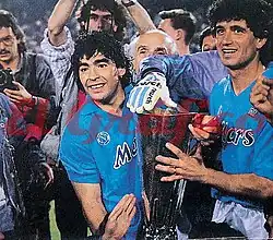 Diego Maradona con el trofeo obtenido por el Napoli.