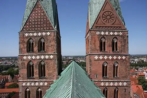 Las torres de la Iglesia de Santa María de Lübeck, con esquinas de granito