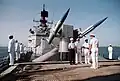 Misiles azules de entrenamiento en los railes de un lanzador MK-10 en el USS Josephus Daniels CG-27