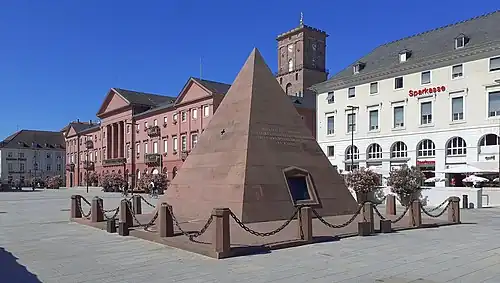 EL ayuntamiento detrás de la pirámide de Karlsruhe