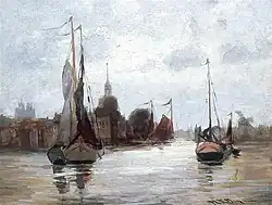 Se ve un puerto con varios barcos de vela y una iglesia al fondo