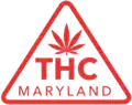 Símbolo rojo con una hoja de cannabis sobre las letras "THC" y "Maryland" en el contorno de un triángulo redondeado.