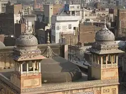La entrada a la sala de oración principal tiene dos torres pequeñas