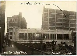 El edificio (derecha) en 1919