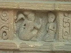 Otro detalle muestra a un asceta sosteniendo un batidor de moscas y dando instrucciones a un discípulo.