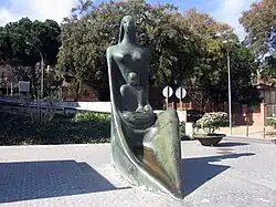 Maternidad (1966), de Carlos Ferreira de la Torre, calle Arquitectura.