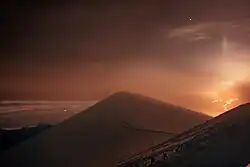 Pilar de luz creado por lava de Mauna Loa en Hawái durante su erupción en 2022