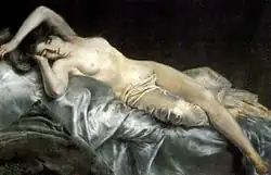 Una mujera tumbada desnuda semitapada con un velo transparente