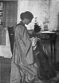 Fotografía de May Morris bordando