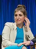 Mayim Bialik como Amy