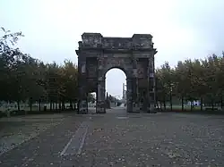 Arco McLennan, Glasgow, construido con los restos de las Glasgow Assembly Rooms