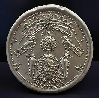 Amuleto colgante de oro (601-633 a. C.), granulado, fundido y pulido. Procedente de la Necrópolis de Trayamar, representa tema relacionado con la cosmogonía egipcia, recogida por el arte fenicio.