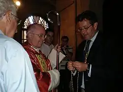 Entrega de la Medalla de Honor al Arzobispo de Santiago, en Compostela, con motivo de la recepción ofrecida a la Congregación en 2010