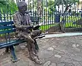 Estatua del poeta Medardo Ángel Silva frente al Parque Seminario.