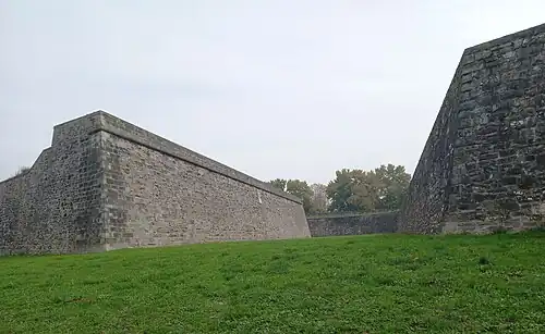Media luna de Santa Clara, a la izquierda, y su contraguardía, a la derecha