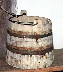 Cubeta griega de madera.