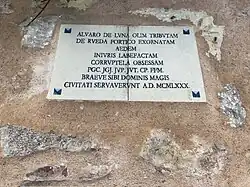 Placa en la calle Escuderos: "Casa de Rueda, otrora atribuida a Álvaro de Luna, con su bello pórtico. Muy deteriorada y amenazada de ruina, fue conservada por PGC, JGJ, JVP, JVT, CP y FFM, no tanto para sí como para la ciudad, en el año del Señor 1980"