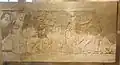 Tributarios llevando vasos y modelos de ciudades, tal vez originarios del país de Que (Cilicia). Bajorrelieve del corredor 10.