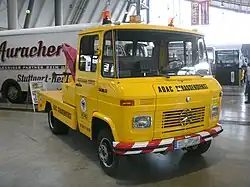 Mercedes-Benz L 508D equipado con grúa