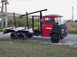 Mercedes Benz L 608 con doble eje trasero y balancín que carga mármol.