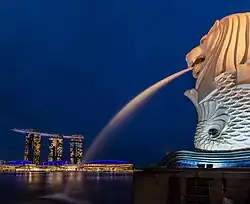 El Merlión del parque Merlión con el Marina Bay Sands al fondo.