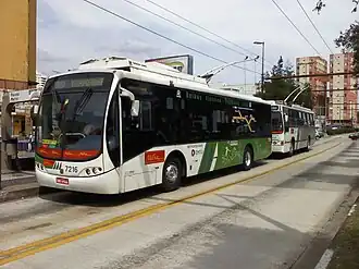 Algunos trolebuses en el corredor ABD en São Paulo, Brasil.