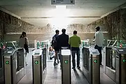 Validadoras y puertas de acceso al nivel inferior.