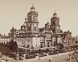 Vista de la catedral entre 1880 y 1887, cuando la Piedra del Sol se trasladó al Museo de la calle de Moneda.