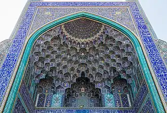 Detalle de tejas y ladrillo del iwan.