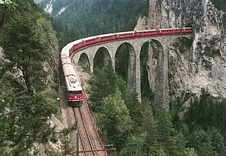 Viaducto Landwasser, 65 m de alto y 136 de largo, construido en 1902