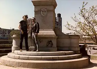 El pedestal sin estatua en 1986. Actualmente el pedestal ha sido eliminado.